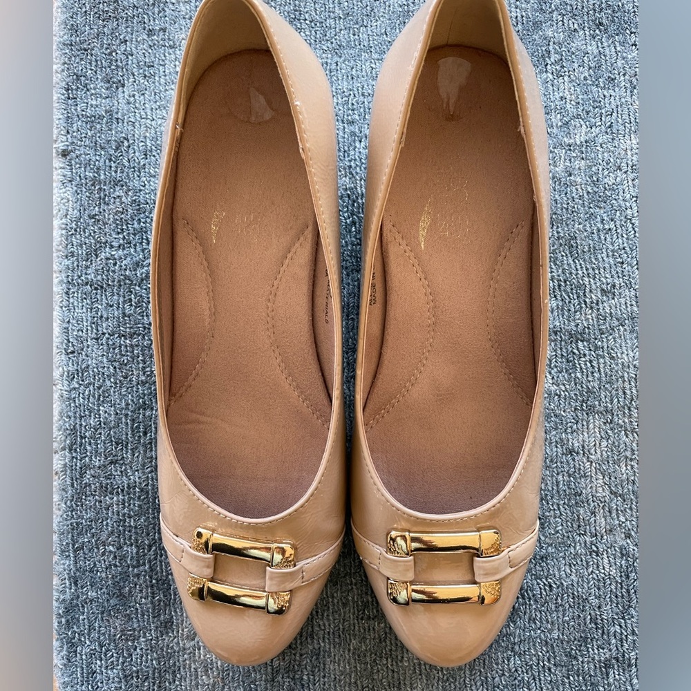 Aerosoles pumps, 1 1/2 wedge heel, gold buckle at front toe. Worn once, size 9